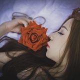 编辑部主笔坐在靠窗工位上对着笔记本敲字，侧脸被屏幕绿光映亮，桌上放着一杯已经凉透的茶，气氛安静专注